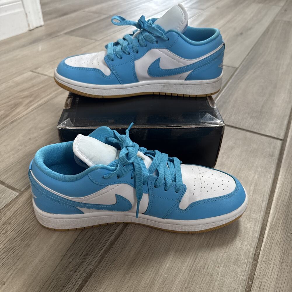 Size 8 Nike Air Jordan 1 Low White Powder Blue Gum Women Sneakers DC0774-104 - Picture 3 of 8